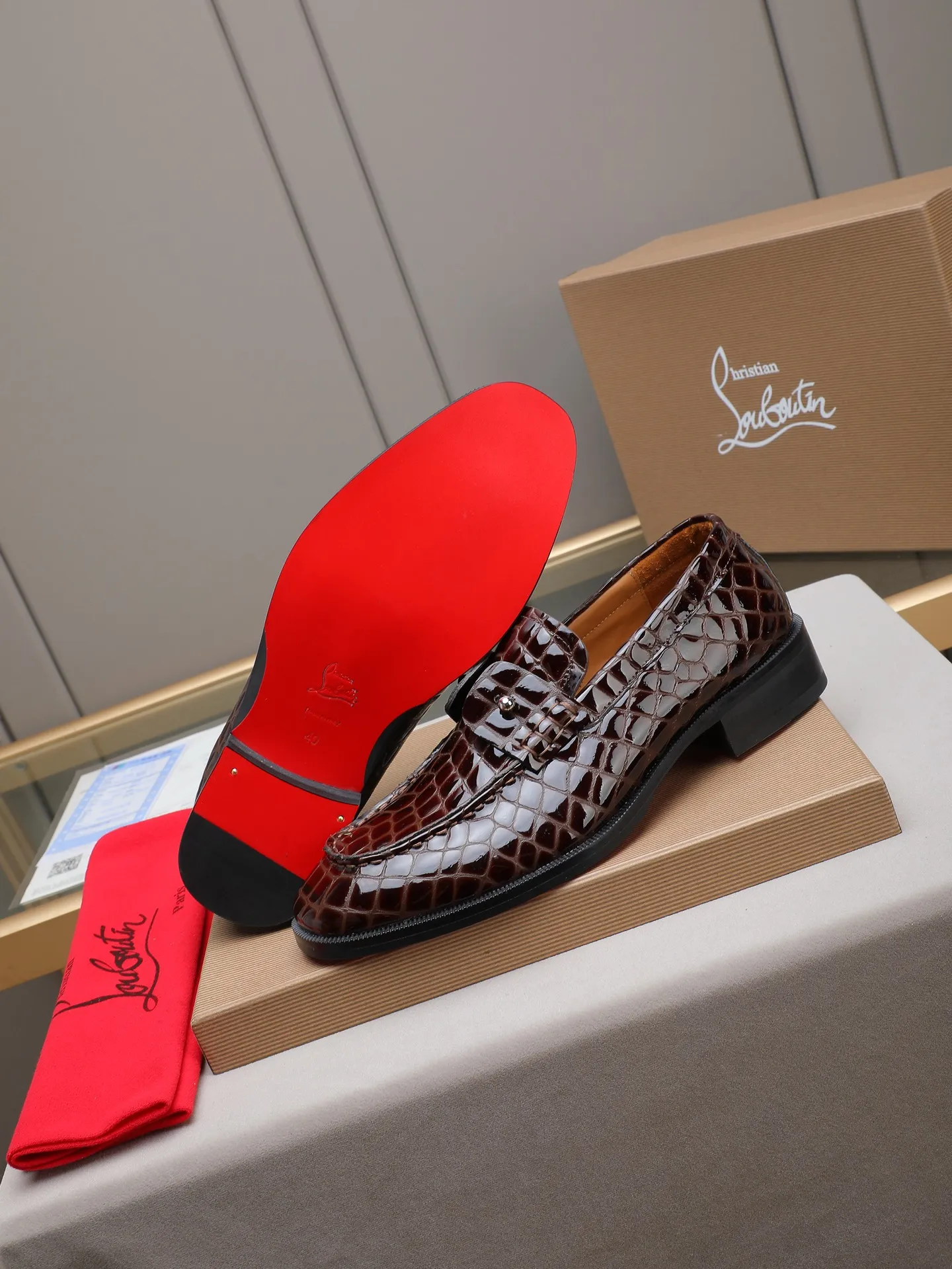 PP580 CL New formal dress shoes Christia* Loubouti* Red-soled shoes GREGGO men's Oxford shoes Official price Made of imported cowhide/glossy patent leather/glossy small square pointed toe design Iconic red outsole, extremely personalized shoe Original color cowhide lining Original Italian leather outsole; fine workmanship brings you a luxurious experience Clean silhouette and straightforwardness, GREGGO men's Oxford shoes It is an Oxford shoe type born for city roaming. Standard leather shoe size: 38～44# (45🉑️customized)